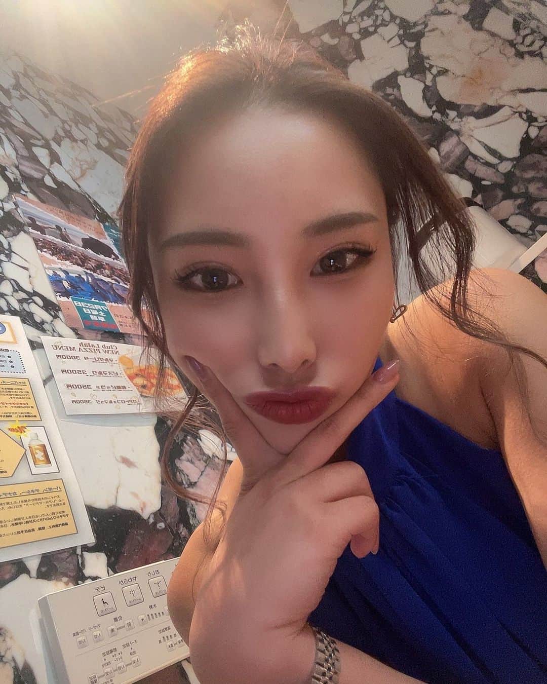 のインスタグラム：「あっとゆうまに12月、、、 この酔っ払いの時からしっかり３、4キロほど太り冬がきたなと実感してます😌  頑張って戻します。痩せたら宣材取るって言ってたのに取る前に太ってもーた。。。  #キャバクラ #キャバ嬢#夜職ダイエット#ダイエット#リバウンドからの再スタート #リバウンド#六本木」