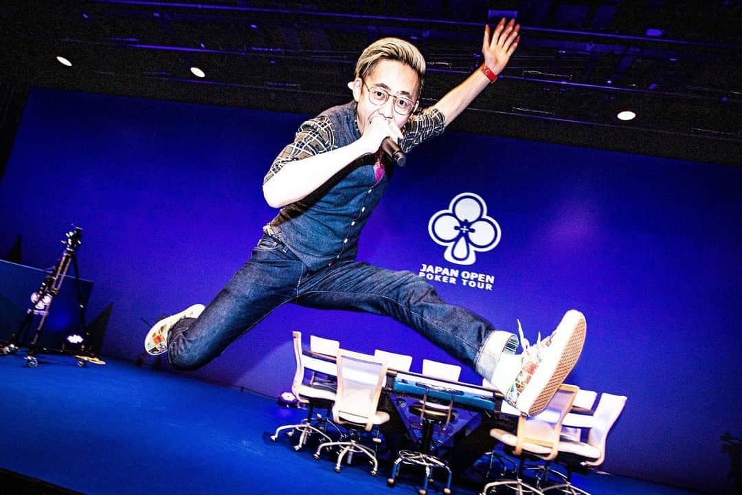 MC TAKAのインスタグラム：「やってみないと分からないっていう話🤓  僕はTikTokを始めて人生が大きく変わりました。 それまでは動画配信した事も、当然動画の編集もした事ありませんでした。  でもいざやってみると、僕の動画を見て楽しんでくれる人が瞬く間に増え、ファンになってくれる人も沢山いました。  動画の編集もまずはソフトを選ぶところからのスタートでしたが、やってみたところ『意外とセンスある』と自分でも思えるようになり、そこから他の人の動画を見ると一瞬で改善点が浮かぶようになりました。  やってみれば自分に向いてるか向いていないか、答えは自ずと出てきます。  でもやらなければ答えは一生出ません。  これを読んでる誰かが新しい事を始めようか迷ってるのであれば、そこに対する迷いはまじで無くしていいと思います。  僕も30代でTikTokを始めましたが当時は10代と20代しかいないアプリ、世間からしたらダサいって言われるような挑戦でした。 『必要なプライド』と『不必要なプライド』をしっかり認識して、不必要なプライドは断捨離して新しい事を始めましょう。 僕は挑戦した事で、自分に向いているものに出会えました。  挑戦を嫌う日本という国では最初はダサいって思われるかもしれませんが、挑戦する生き方が本来はカッコいいんです。 挑戦したものが向いてなければ辞めてまた新しい挑戦をすればいいだけの話😂  僕も来年の挑戦に向けて色々動いてますので楽しみにしていてください！  Never let your failures define you😜  📸 @4.wave.shin   #MCTAKA論 #MCTAKA」