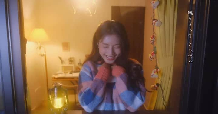 のインスタグラム：「冬に聴きたい橋本聖子オリジナルソング『snow love』❄️  MVフルバージョンをYouTubeにUPしました⛄️❤️ 📺youtu.be/7TW0M0C1v-U  大好きな人を想いながら、ワクワクした経験ありませんか❓ ひとりの女の子がワクワクしながらクリスマスを待ち望んでいる様子を描きました☺️  大切な人にあなたの想いを伝えられますように✨  hair&make by @zabat_leeico  movies by @i_bridal__photo  edit by AKIRA  #クリスマス #オリジナルソング #冬」