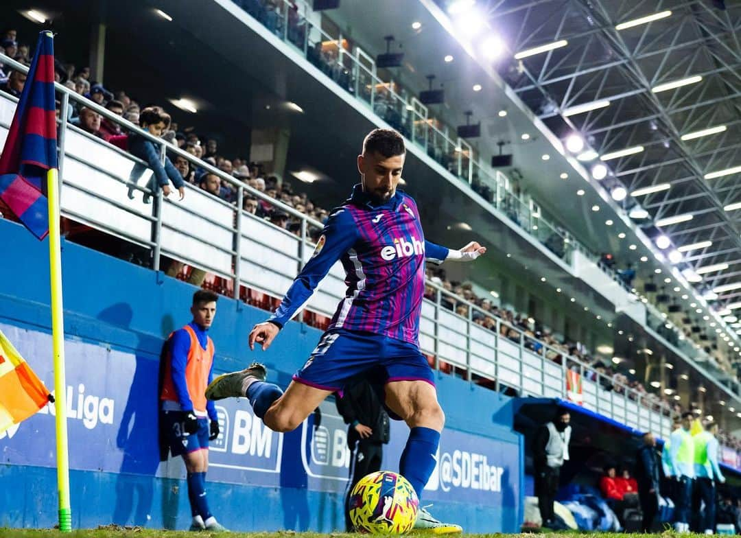 アルバロ・バディージョのインスタグラム：「𝐑𝐞𝐦𝐨𝐧𝐭𝐚𝐝𝐚 ✅🔵🔴  Gran noche en Ipurúa 🤩」