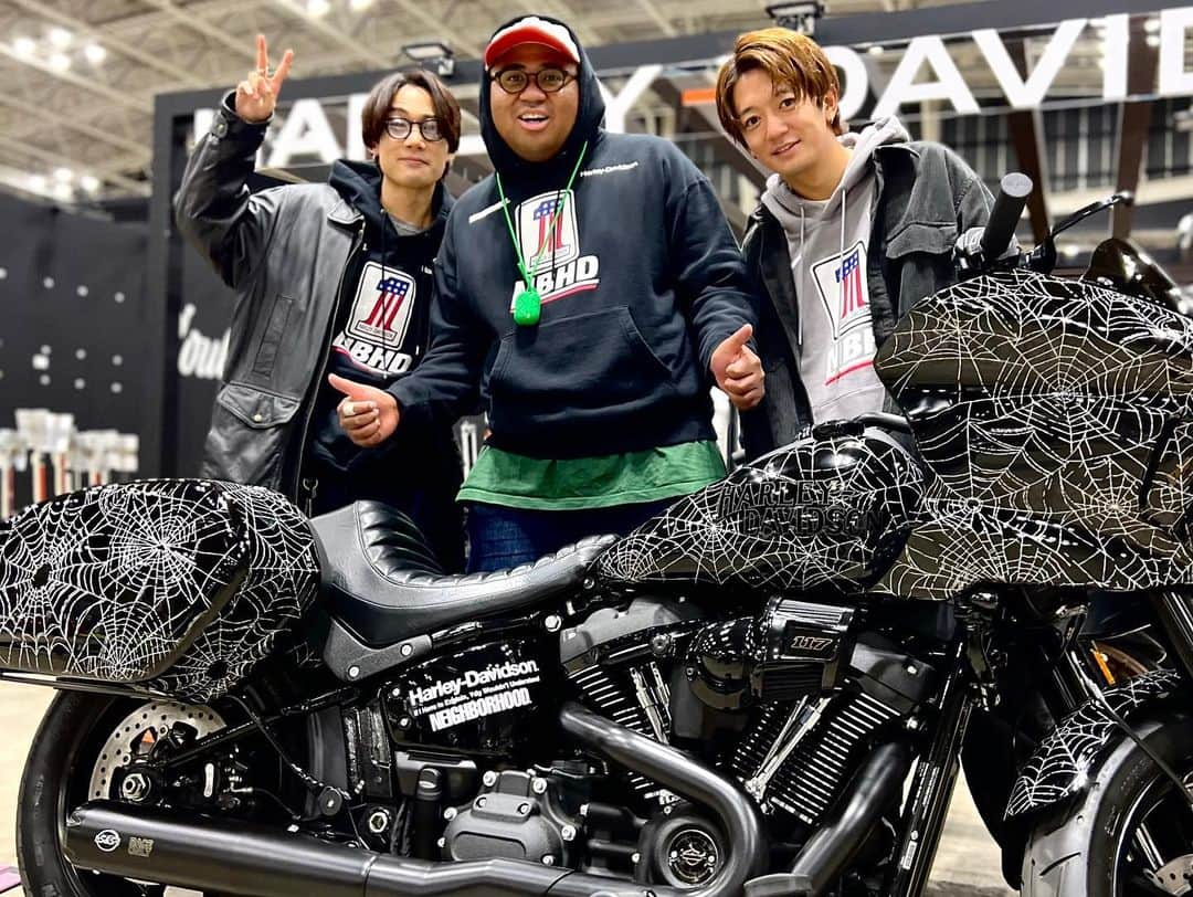 アントニーさんのインスタグラム写真 - (アントニーInstagram)「HOT RODというイベント行ってきやした！！！ HARLEY-DAVIDSON（ハーレダビッドソン）とNEIGHBORHOODのコラボ激アツ！！！  ほかにもイカした車とか沢山あってカッコ良すぎた😎😎😎  #バイカーになりたい #いつかバイカーアントニーになりたい #ハーレーダビッドソン #hotrodcustomshow」12月5日 22時33分 - anthonymatenroudayo