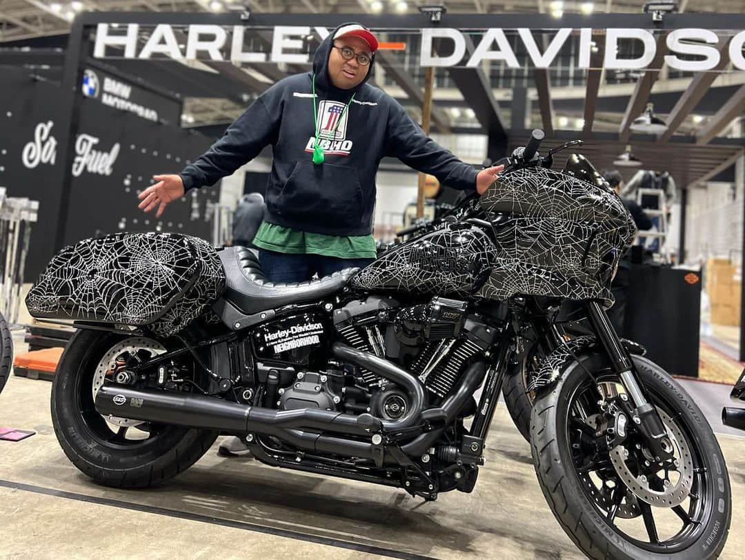 アントニーさんのインスタグラム写真 - (アントニーInstagram)「HOT RODというイベント行ってきやした！！！ HARLEY-DAVIDSON（ハーレダビッドソン）とNEIGHBORHOODのコラボ激アツ！！！  ほかにもイカした車とか沢山あってカッコ良すぎた😎😎😎  #バイカーになりたい #いつかバイカーアントニーになりたい #ハーレーダビッドソン #hotrodcustomshow」12月5日 22時33分 - anthonymatenroudayo