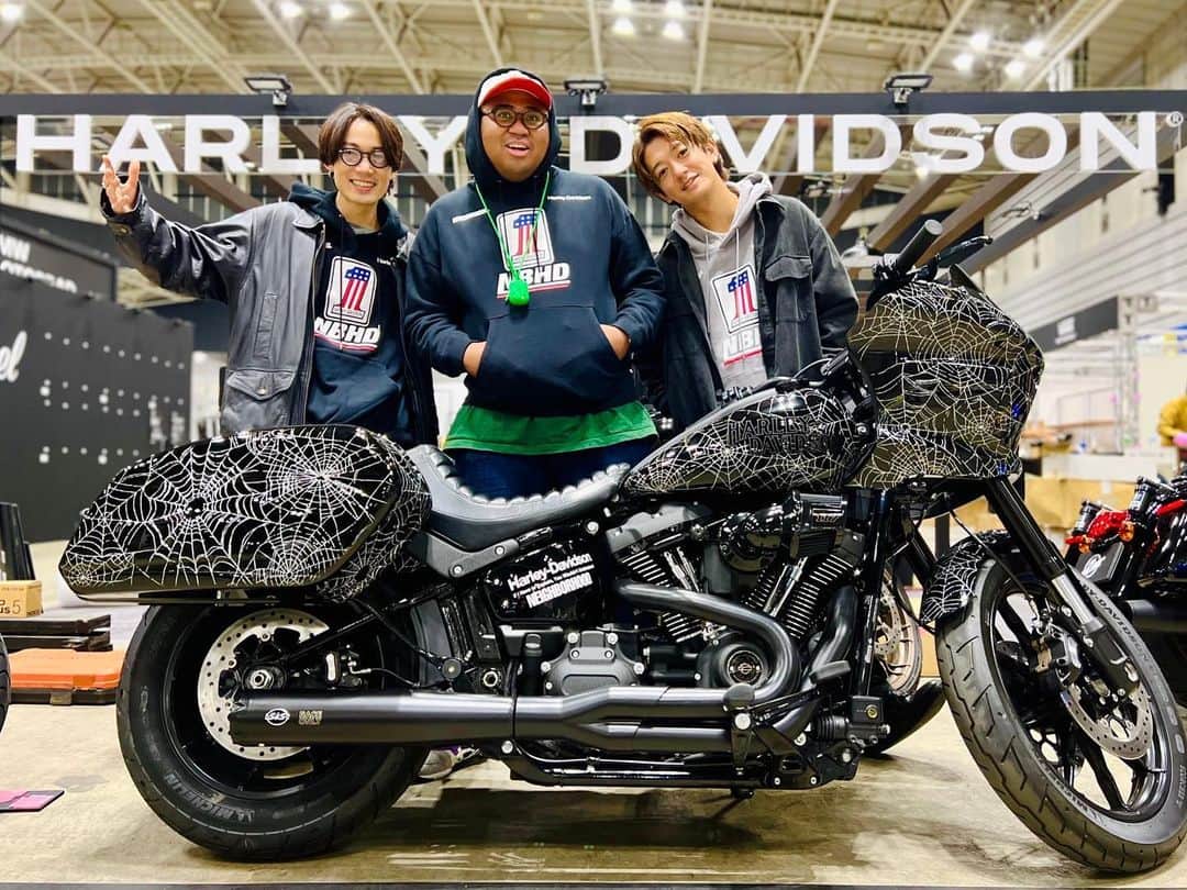アントニーのインスタグラム：「HOT RODというイベント行ってきやした！！！ HARLEY-DAVIDSON（ハーレダビッドソン）とNEIGHBORHOODのコラボ激アツ！！！  ほかにもイカした車とか沢山あってカッコ良すぎた😎😎😎  #バイカーになりたい #いつかバイカーアントニーになりたい #ハーレーダビッドソン #hotrodcustomshow」
