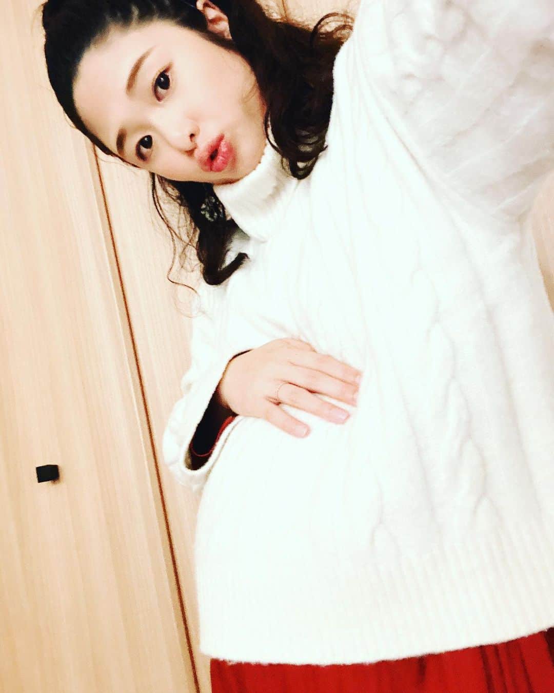 のインスタグラム：「だいぶお腹おっきくなりました☺️💓 妊娠9ヶ月目🤰 もうちょっとで臨月です🌱  胎動も肋をえぐられたり、くすぐられる感覚もあったりでどんどん力強くなって愛しさがつのります🥰  妊娠前までAVとストリッパーとしての引退プロジェクトで怒涛の毎日だったからこそ 今は毎日身体の神秘を感じながらとっても穏やかでゆっくりとした平和な時間の流れに驚いています🕊  日々ありがたみが増していきますよ🥹🙏💕  今日久しぶりに投稿したくなった理由が！😍 AV現役でたくさんお世話になったマインズプロダクションの忘年会でマネージャーさんや素敵な女優さん達に会って みんなにお腹触ってもらえて「おめでとう」って言ってもらえて🥺✨ 嬉しすぎて照れくさすぎてLove youって感じで気持ちその場で伝えきれなくて😢💕 あ〜ってなって…w だからここに改めて書くね🥺  ほんとリスペクトだよ🥹💓 愛しいよ🥹💓 そんな素敵な方に嬉しい気持ちもらえて私は誇りです❤️  みんなと写真撮るのうっかり忘れて帰って自撮りしました💨w  自分の幸せがみんなの幸せであることが何より嬉しいと実感する時間でした🥰  たくさん頑固な私でマインズには迷惑かけてほんと"ごめんなさい"でした🙏🤣w  そしてありがとうございました💓  たくさんの女優さんとの出会いもありがとうございました☺️💕  これからは俳優業専念して個人事務所『ボアフルーツ』で頑張っていきますが 私の活動により新しいエッセンスがいつか降り注ぐことを願いながら 公私共にこれからも末長くよろしくお願いします🥰  一つの出逢いを大切にこれからも生きていきます✌️イェーイ✨」