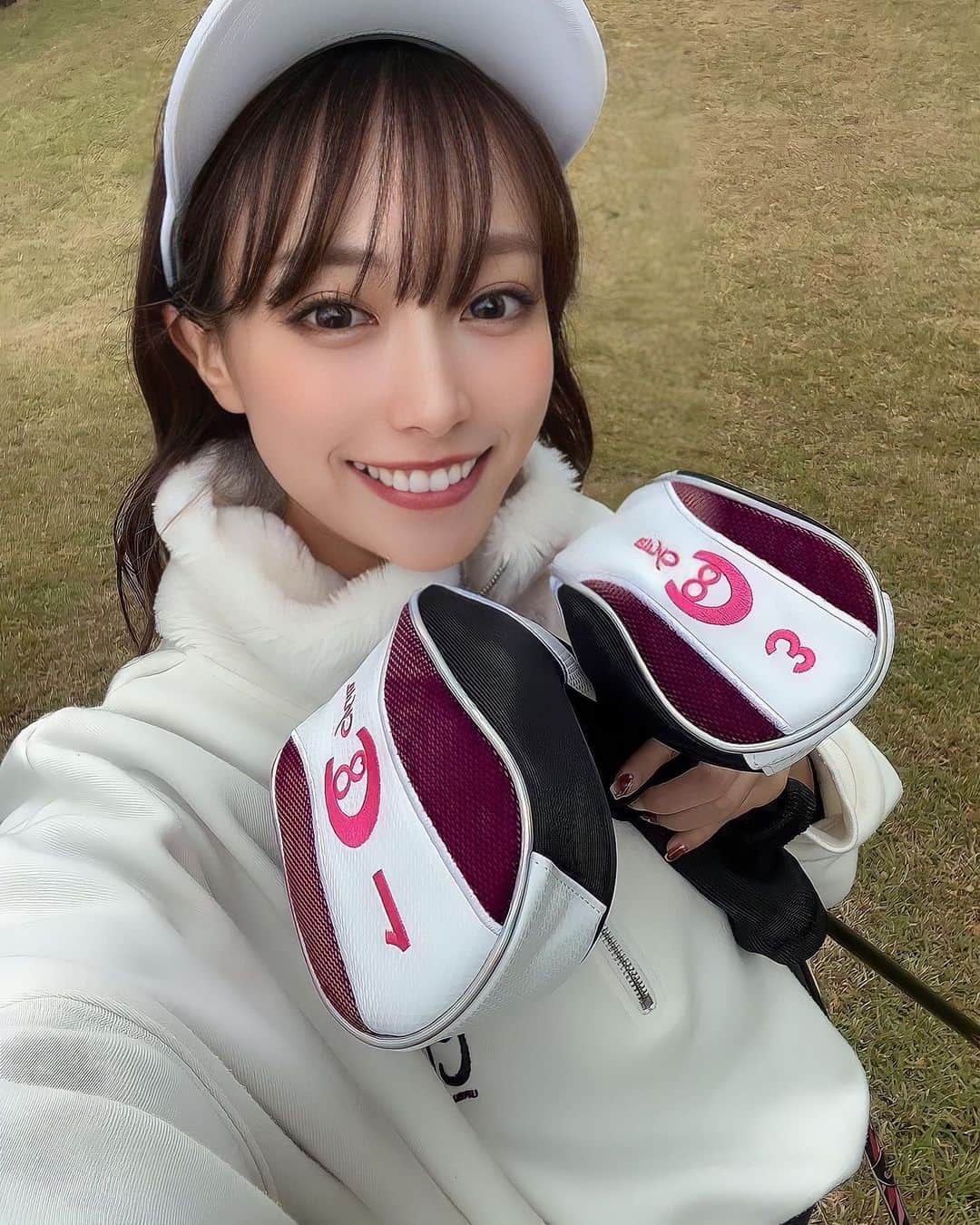 岡島彩花のインスタグラム：「ゴルフ始めたい人必見です😊⛳️  ゴルフクラブ初心者10本セット！ これさえあればいつでもゴルフ行けます🏌🏼‍♀️  しかも価格が49.800円🙀❤️破格！！ 何回か使ったけど、始めたてだったらこのクラブで十分過ぎる✨  軽量（6㌔）なので電車でも🙆‍♀️  プレゼントにもおすすめだと思います🎁 ストーリーにURL載せとくので気になった方は是非⛳️  #ゴルフ女子 #ゴルフ #ゴルフクラブ #ゴルフ初心者 #ゴルフ好きな人と繋がりたい」