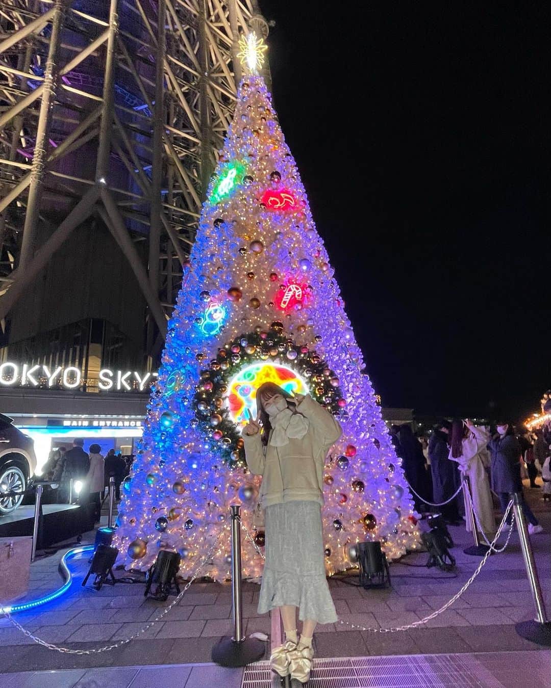 坂本夏海のインスタグラム：「🎄⭐⛄️🥨🎵🎁 ⁡ ⁡ ☺️✌🏻 ⁡ ⁡ ツリーの横に車があったんだけど どうやって7階まで運んだの🙄 ⁡ ⁡ ⁡ #東京スカイツリー #東京スカイツリーソラマチ #東京スカイツリータウン #ソラマチ #スカイツリー #クリスマスマーケット #クリスマスツリー #クリスマス #イルミネーション」