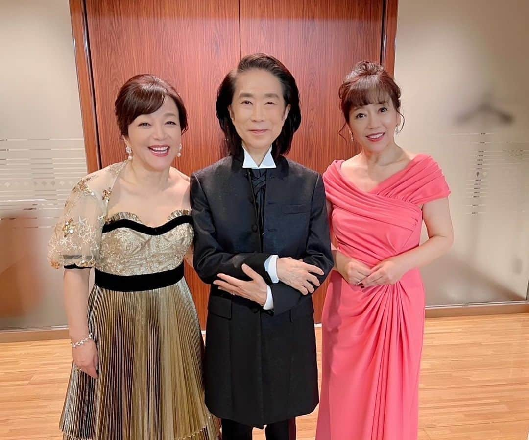 岩崎宏美さんのインスタグラム写真 - (岩崎宏美Instagram)「今日はインナーのイベントでした。 渡辺俊幸さんの指揮で東フィルの皆様の演奏で歌ってまいりました❗️幸せすぎます❤️ 明日も同じイベントがありますが、今夜のサッカーで声帯壊さないようにしなきゃ〜。 キックオフまで1時間切りました。急いでお化粧落としてお風呂入って‼️ さぁーーーーー行くぞぉーー❗️ 頑張れニッポン‼️  俊幸さん、りみちゃん、ヨシリン、明日も楽しみましょう‼️ 頑張れ私達‼️ #池袋芸術劇場 #渡辺俊幸 #岩崎良美 #夏川りみ #岩崎宏美 #上杉洋史」12月5日 23時10分 - hiromiiwasaki_official