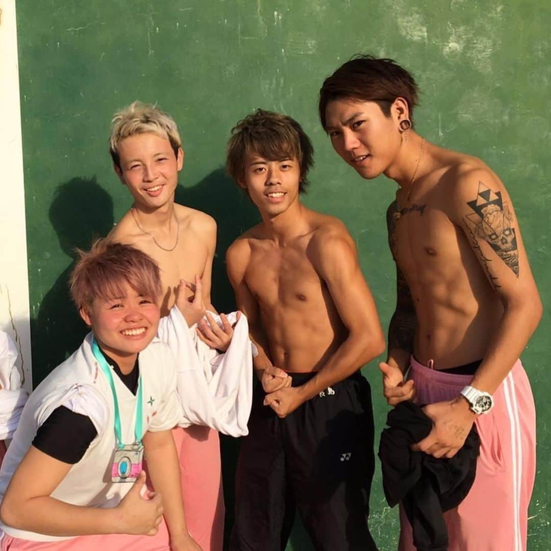 KOHEYさんのインスタグラム写真 - (KOHEYInstagram)「美容学校の同級生の男子が 僕含めて4人なんやけど その中の3人は美容師の道を諦め...  唯一の生き残りの1人が 今年スタイリストデビューという事で 2人で仲良くハイトーンにイメチェン✂︎  「結局大人ってなんなんやろな」って 話す事が多い僕達  大人な年齢の僕達やけど、 違う道やけど なんやかんや お金に悩んだり 人生これでいいんかとか 試行錯誤しながらやけど  東京でこうやって 一緒に仕事できたのは なんやかんやで 大人になった気がしますな。  これからもよろしくねん₍₍ ᕕ(  ･᷄ὢ･᷅  )ᕗ⁾⁾  @kokinhair  #メンズヘア #メンズヘアカタログ #シルバーグレージュ #シルバーカラー #ハイトーンカラー #ハイトーン #ハイトーンショート #silverhair #美容師 #シルバーアッシュ #アッシュグレー」12月5日 23時12分 - 1125kohey