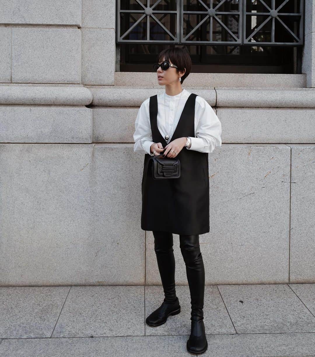 正中雅子のインスタグラム：「mini🖤  今シーズン、絶対トライしたくて作った大人が着れるミニ🫶  人気のサテンツイル素材を使用した肉感のあるサテンでハリもある高級感のある生地でジャンスカタイプに！  クリスマスとかに着たいやつ🫶  いつもの自分と違ってテンション上がるアイテムです☺︎  インナーには再入荷するオーバーシャツを着ました☺︎  12/7(wed)12:00-  #MACHATT #masaco服」
