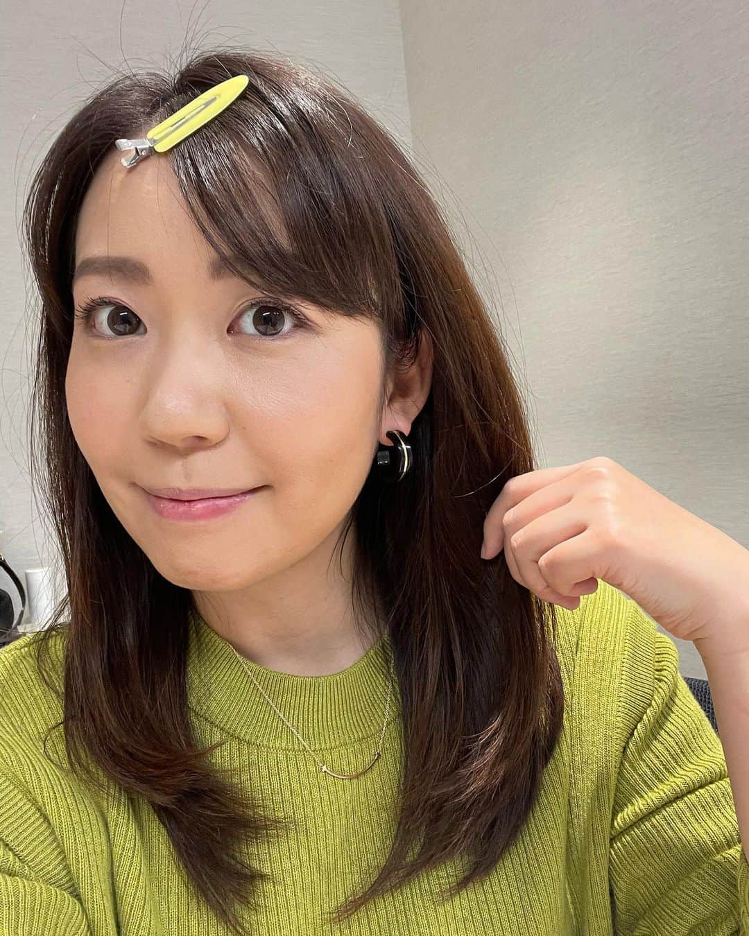 須黒清華のインスタグラム：「こんばんは🌝 今日のOA準備中とスタジオでの写真です🤳🏻 #日経ニュースプラス9  #doclasse   さぁ、日本頑張れ🇯🇵⚽️✨✨  #サッカー #w杯」