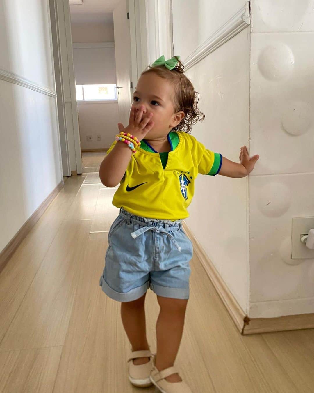フェリペ・シウバさんのインスタグラム写真 - (フェリペ・シウバInstagram)「A torcedora mais perfeita desse mundo😍🇧🇷🫶🏼.. Eu te amo muito amor da minha vida❤️ #Betina #filha #brasil #worldcup2022」12月5日 23時28分 - felipes