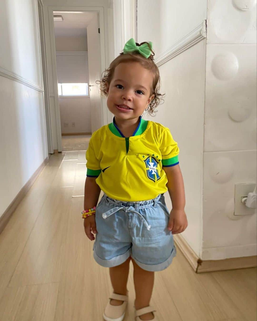 フェリペ・シウバのインスタグラム：「A torcedora mais perfeita desse mundo😍🇧🇷🫶🏼.. Eu te amo muito amor da minha vida❤️ #Betina #filha #brasil #worldcup2022」