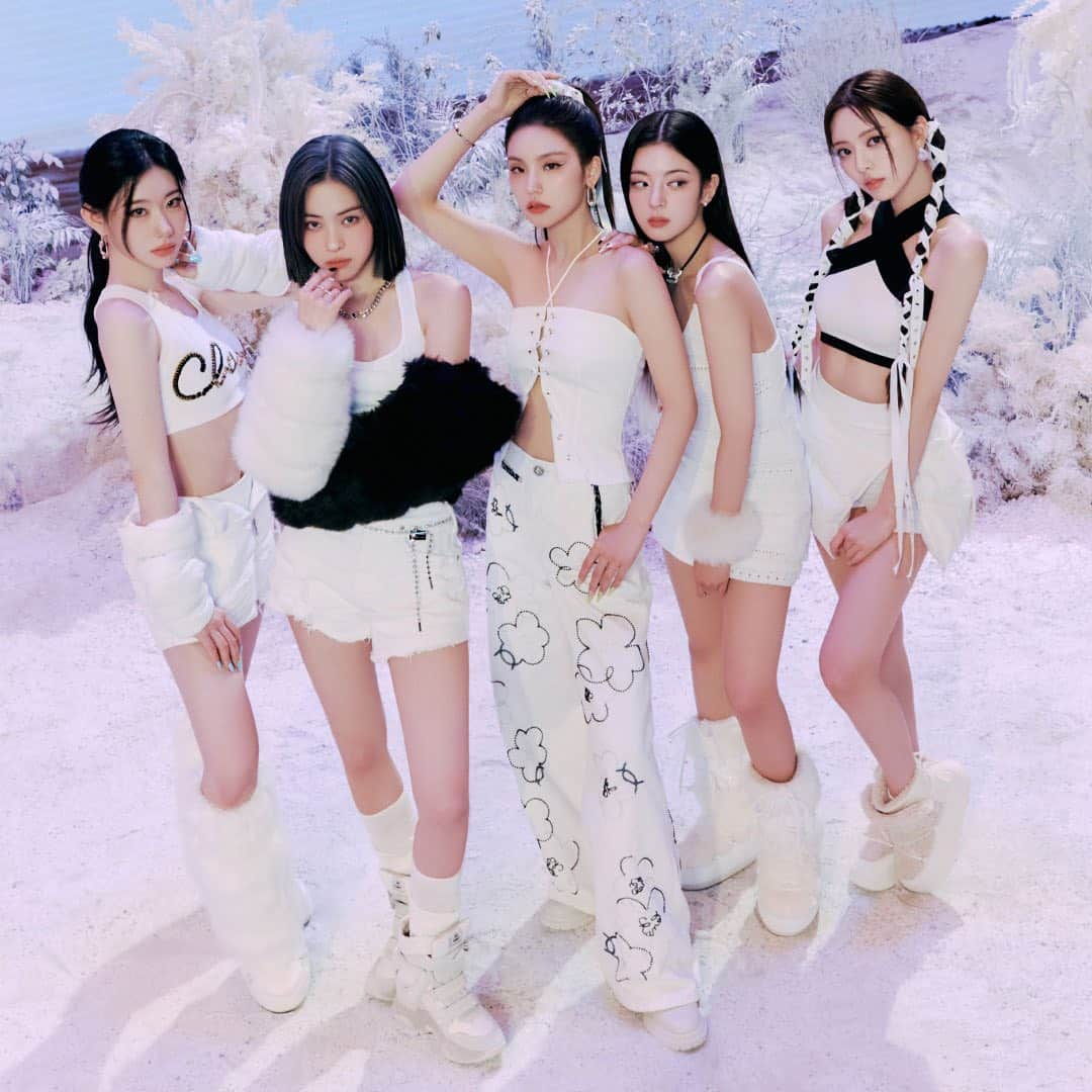 ITZYさんのインスタグラム写真 - (ITZYInstagram)「ITZY <CHESHIRE> SPECIAL EDITION   📢 D-DAY 📢  🎬 MV https://youtu.be/zugAhfd2r0g 🎧 ALBUM https://ITZY.lnk.to/CHESHIRE  #ITZY #MIDZY @itzy.all.in.us #ITZY_CHESHIRE」12月6日 0時00分 - itzy.all.in.us