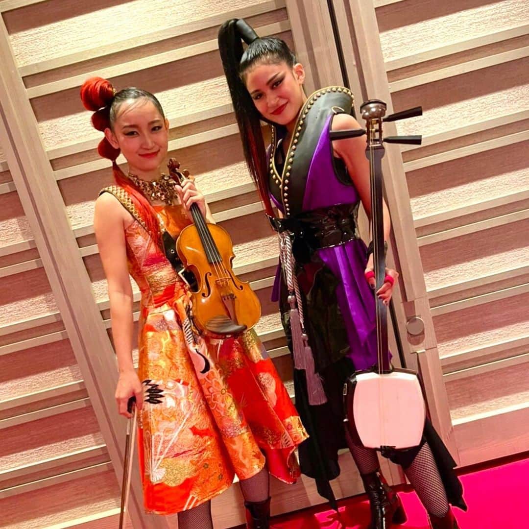 益子侑さんのインスタグラム写真 - (益子侑Instagram)「アジア初！ 世界最大級のチャリティ GALAイベント 『Global Gift Gala in Tokyo 2022』 @globalgiftfoundation   素晴らしいイベントに参加させていただきありがとうございました✨ 世界で活躍する演出家さん、ヘアメイクさん、衣装さん、パフォーマーのみなさんとご一緒できて幸せと刺激の空間でした⛩✨ 三味線 華那ちゃん @hana_iida____  と楽しい演奏バトルでした💛 #globalgifters #globalgiftfoundation #globalgift #gala #japan #tokyo #asia」12月6日 0時05分 - yu.mashiko