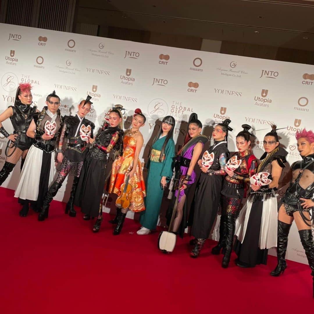 益子侑さんのインスタグラム写真 - (益子侑Instagram)「アジア初！ 世界最大級のチャリティ GALAイベント 『Global Gift Gala in Tokyo 2022』 @globalgiftfoundation   素晴らしいイベントに参加させていただきありがとうございました✨ 世界で活躍する演出家さん、ヘアメイクさん、衣装さん、パフォーマーのみなさんとご一緒できて幸せと刺激の空間でした⛩✨ 三味線 華那ちゃん @hana_iida____  と楽しい演奏バトルでした💛 #globalgifters #globalgiftfoundation #globalgift #gala #japan #tokyo #asia」12月6日 0時05分 - yu.mashiko