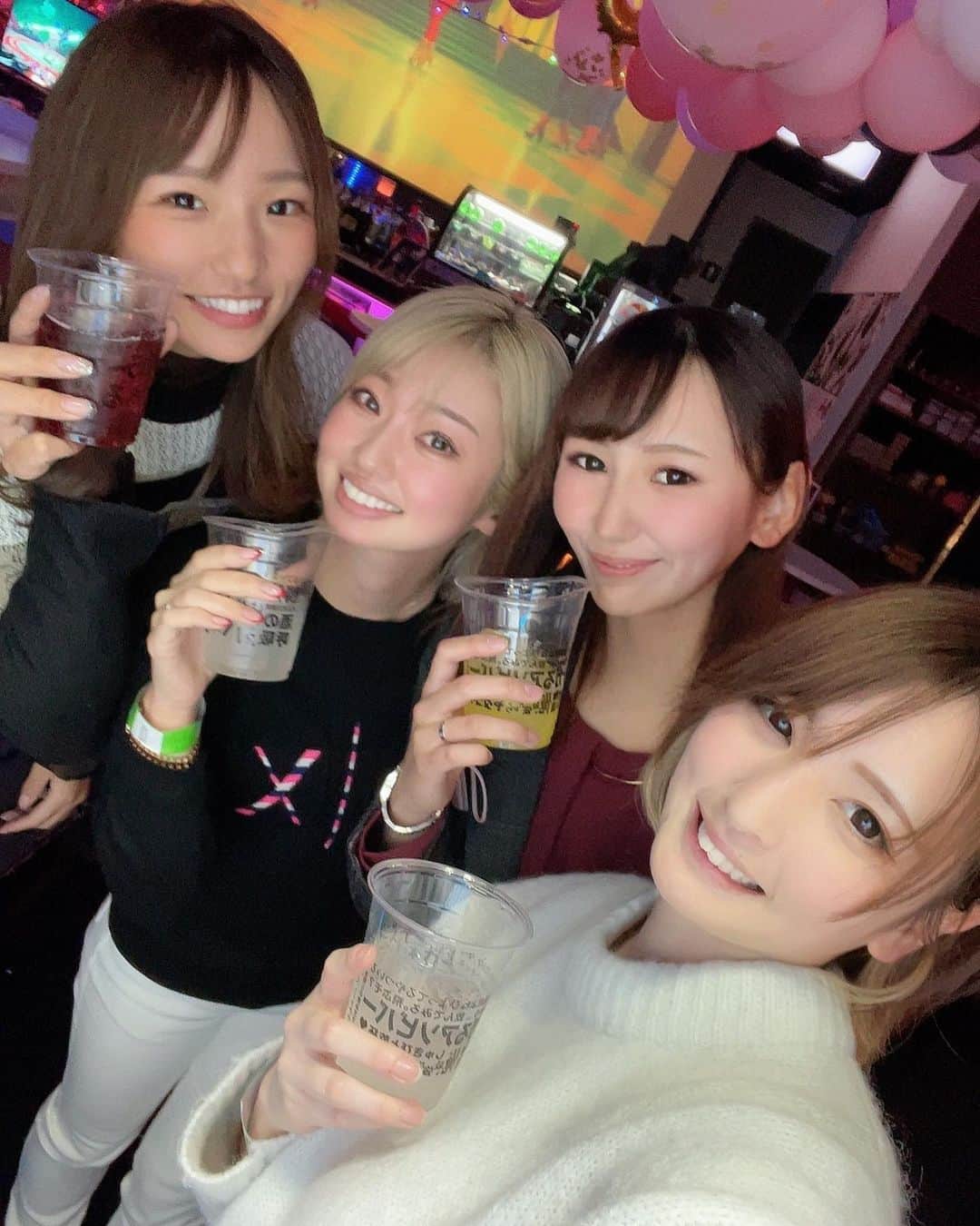 のインスタグラム：「パーティーだぁ🤣🍻💕💕 忘年会でちた💩酔った😴 みんな大好き❤️ 来年もいーっぱい飲みもゴルフも行こぉ〜💩💖  #ゴルフ #ゴルフ女子 #ゴルフ女子と繋がりたい #ゴルフ女子飲み会 #関西ゴルファー #関西ゴルフ女子 #関西ゴルファーと繋がりたい #かわいい #かわいい女の子 #酔っ払い #酔っ払い女子 #飲兵衛 #飲兵衛女子 #パリピ #ゴルフ仲間」