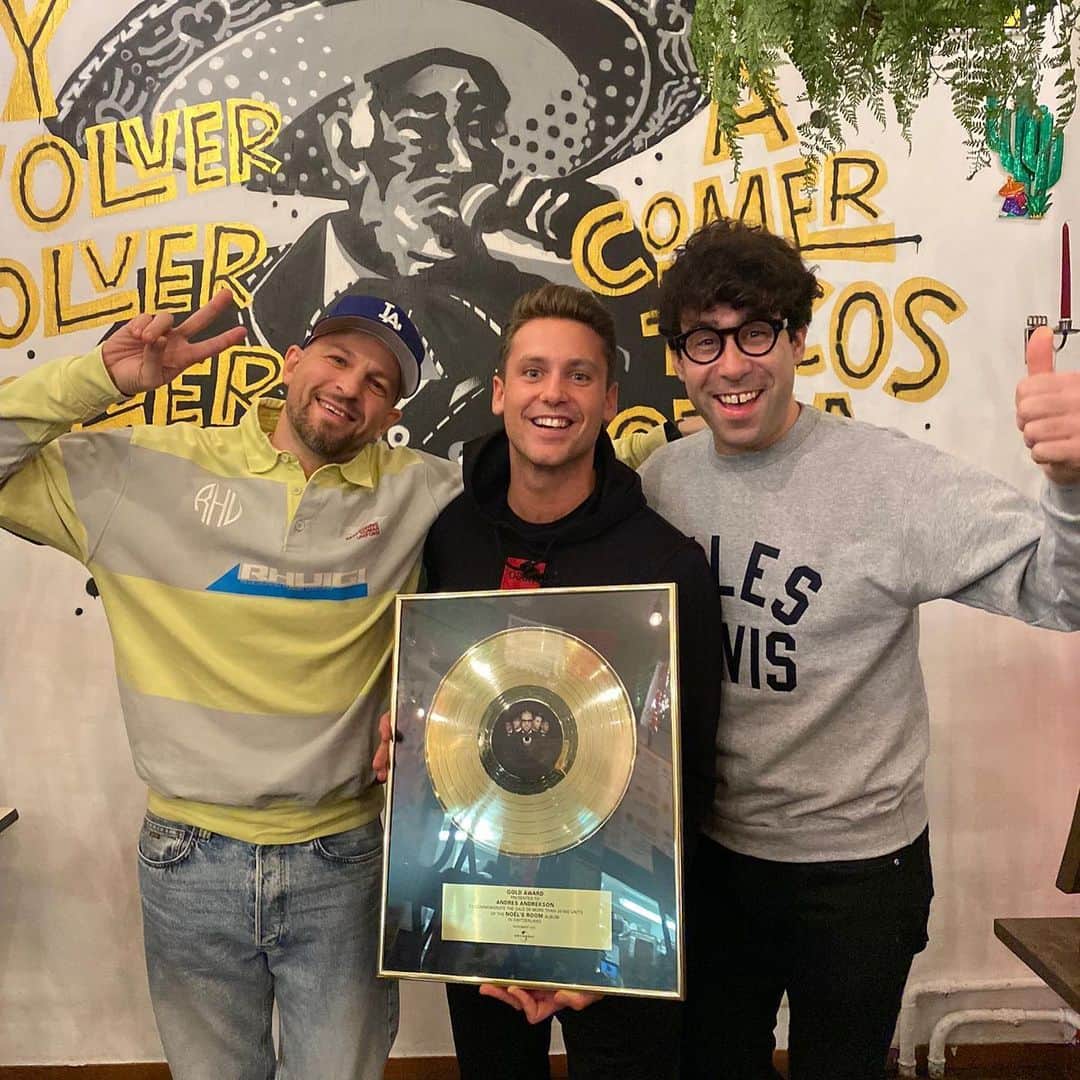 Bastian Bakerのインスタグラム：「Time flies!! On this day 10 years ago we hit the number 1 position in the Swiss charts with the NOEL’S ROOM album with @noahveraguth and @stressmusic !! The album sold over 20k copies and was certified GOLD. Yesterday we celebrated together with these two amazing guys. A jump in the past that felt very good. ❤️❤️ the second picture was taking 10 years ago, I don’t think we changed that much, did we? 😜 #swissmusic #goldaward #friends」