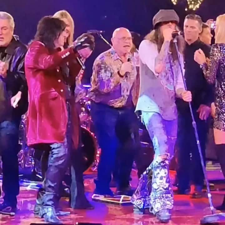 ロブ・ゾンビのインスタグラム：「This what when 25 people get on stage to do a song for the first time. 💥 Run, Run, Rudolph 💥 Christmas chaos! 🎅 Good times! #robzombie #sherimoonzombie #alicecooper #ginblossoms #romantics #christmaspudding」