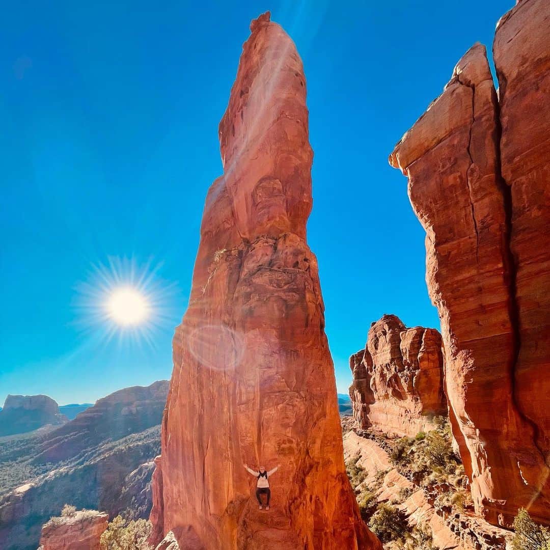 ソフィー・シュミットのインスタグラム：「Sedona 🫶🏼 so good for the soul.  … Hikes: Cathedral Rock Trail Bear Mountain Devils Bridge Doe Mountain Seven Sacred Pools Boynton Canyon (to caves) #sedona」