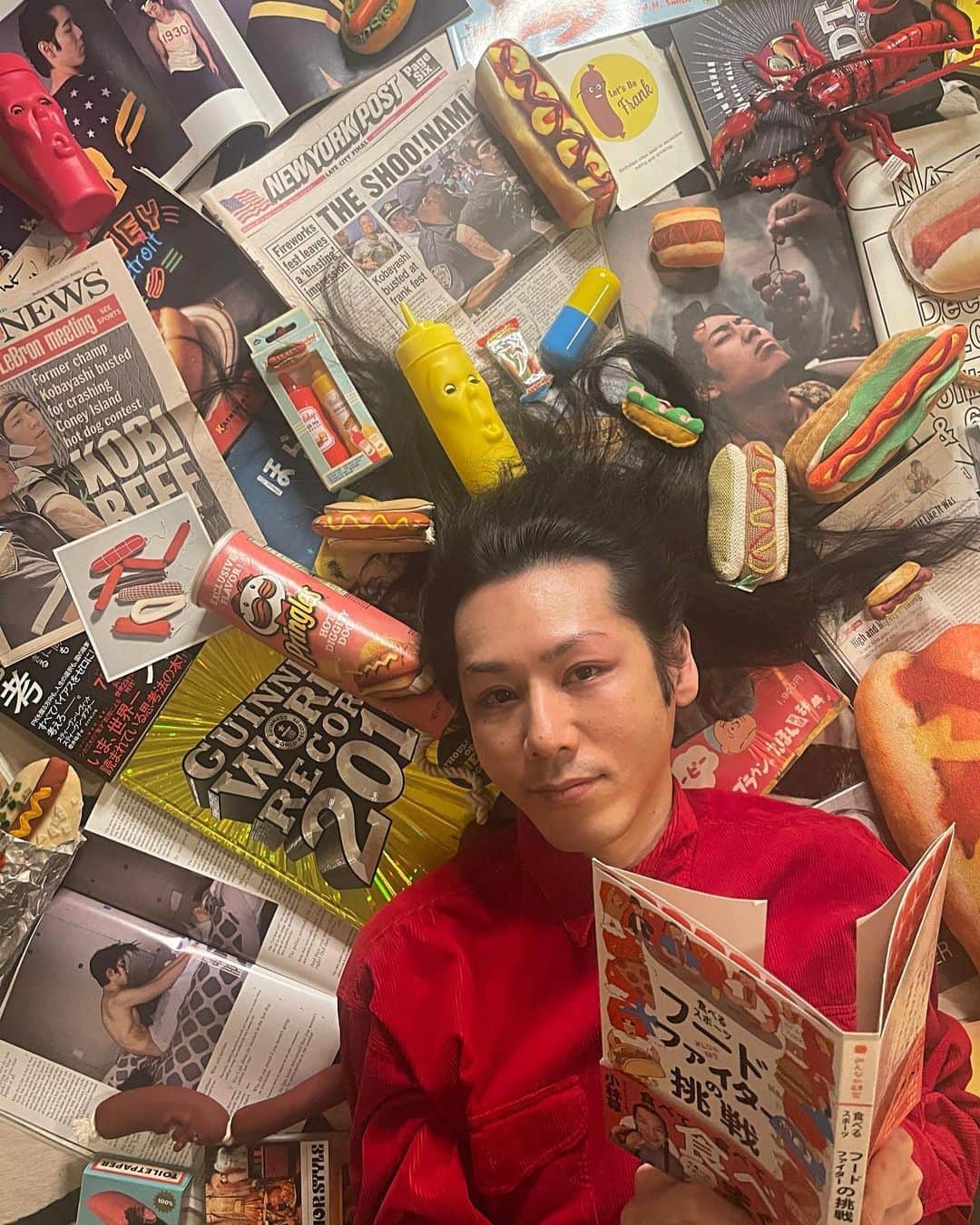 小林尊のインスタグラム：「本たちでチャットやるよー My本だな（with 小物）登場するので立ち寄ってね  📕 12月18日 Newブックリリース & スペシャル ブックチャット ゲーム with  @kumiya777 & クリスマスサロン🎄  場所 123 マーケット at @gion_naito  Dec. 18th  NEW BOOK RELEASE & special  BookChat game✨ + stay for XMas refreshments ¥1500  5pm~ブックチャット（3pm頃からはいるよー） 7pm~ クリスマスサロン （参加1500円）」