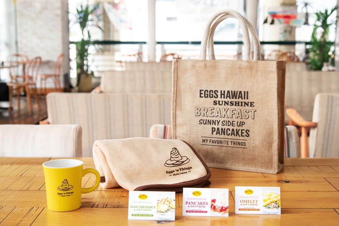 EGGS ’N THINGS JAPANのインスタグラム：「2023年1月1日（日）より「マグカップ」や「ブランケット」、毎年人気のお料理とソフトドリンクがセットで楽しめる「ミールチケット」などが入った福袋「 #ラッキーバッグ2023 」をEggs ’n Things Coffee含む国内全店舗にて販売いたします🤩🎉 ※店舗によっては年始営業の関係上、発売日が異なる場合がございます。  多くのお客様からご好評いただいたオンライン予約販売を今年も実施いたします🌴🌺  =========================  ・オンライン予約販売受付期間 2022年12月8日（木）12：00 ～ なくなり次第終了 ※数に限りがございます。規定数に到達次第、受付は終了とさせていただきます。 販売URL：https://eggsnthings.shop-pro.jp  ※オンライン予約販売で「店頭受け取り」はお選びいただけません。 ※1配送につき、別途送料一律1,100円（税込）がかかります。 ※ご注文の商品は2023年1月1日（日）以降に順次お届けいたします。 ※お一人様5個まで購入可能です。 ※お支払いはクレジットカードのみとなります。決済は受付日となりますので予めご了承ください。  =================  ● 「 #LUCKYBAG2023 」 販売価格：5,000円（税込5,500円） 販売期間：2023年1月1日（日））～なくなり次第終了 取扱店舗：国内全店舗  【内容】 ジュートバッグ / マグカップ / ブランケット / ミールチケット3種  =================  ☆各店舗のInstagram開設いたしました！☆ 店頭のQRコードを読み取るかInstagram内で検索してぜひフォローをお願いします😆  #エッグスンシングス #エッグスンシングスコーヒー #エッグスン #パンケーキ #パンケーキ巡り #カフェ巡り #カフェ部 #限定 #東京グルメ #マグカップ #ハワイ好きな人と繋がりたい #福袋 #福袋2023 #予約販売 #お正月 #新年 #2023 #グッズ #luckybag #mug #eggsnthings #instacafe #cafe #foodstagram #pancake #aloha #hawaii #newyear」