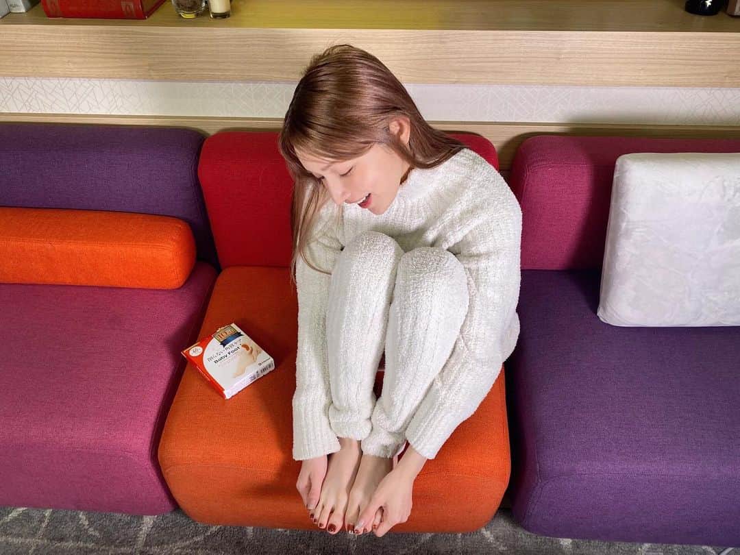 のインスタグラム：「冬のフットケアはベビーフット👣！  ほぼ一年中使ってます🙌🏻  ベビーフット足裏コンテストもぜひ応募してみてくださいね✨  詳細は、🔎「ベビーフット25周年足裏コンテスト」で検索してみてください🙌🏻    @babyfoot_jp_   #ベビーフット #フットケア #babyfoot #冬のフットケア」