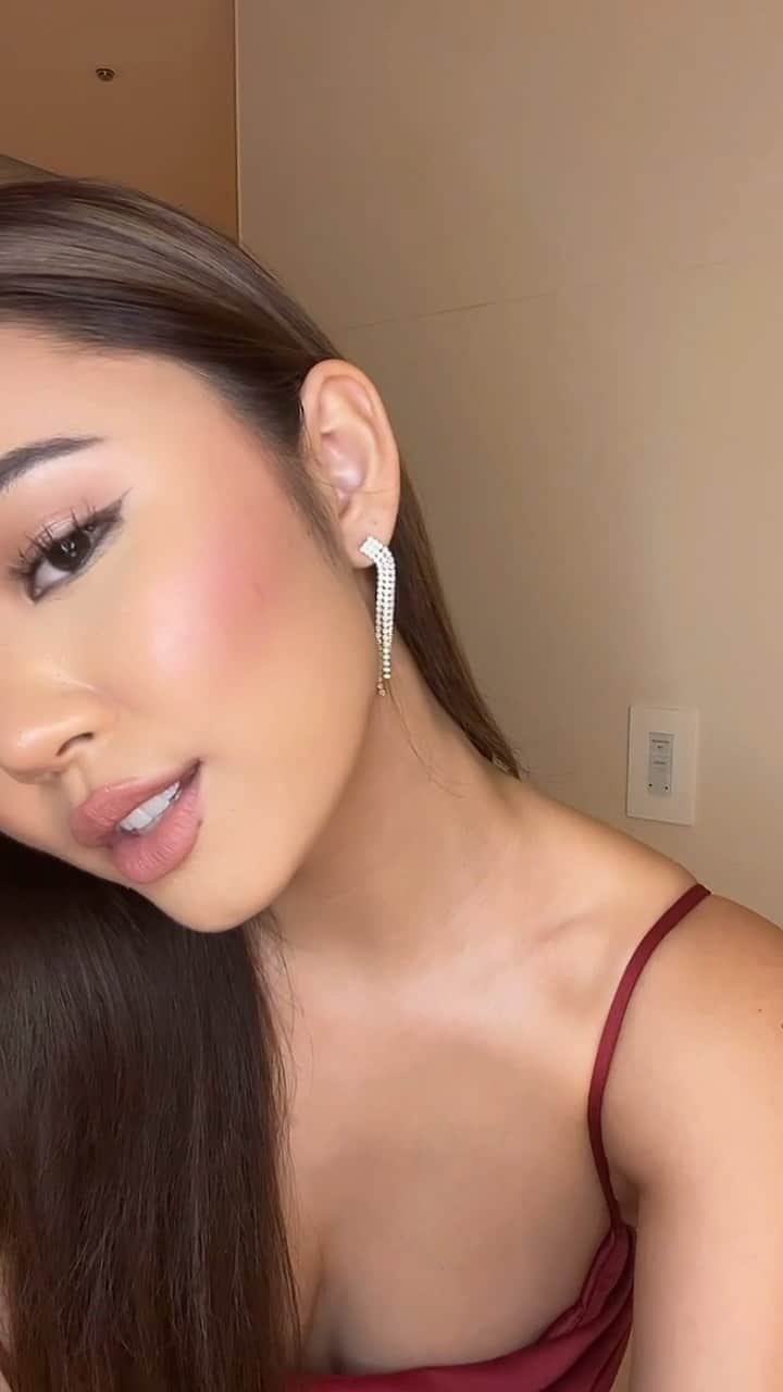 對馬イリーナのインスタグラム：「in the christmas spirit wearing @analuisany 🎄」