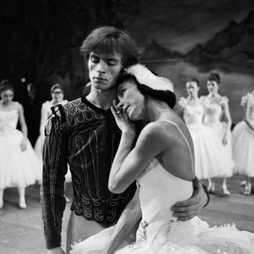 のインスタグラム：「Le Lac des Cygnes à l’opéra Bastille de 10 décembre - 1 Janvier 🦢   #margotfonteyn  #rudolfnoureev #swanlake  #lelacdescygnes #dreamcouple @balletoperadeparis」