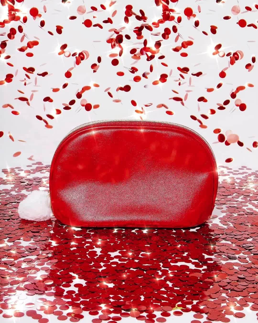 BH Cosmeticsのインスタグラム：「Keep all your goodies together while you ride the sleigh with Miss Claus - Cosmetic Bag 🤶🎒⁣ ⁣ 🌙 Half-moon shape⁣ ❤️ Red faux leather bag with metallic zipper⁣ ✨ White puff charm⁣ ⁣ #bhmissclaus #bhcosmetics」