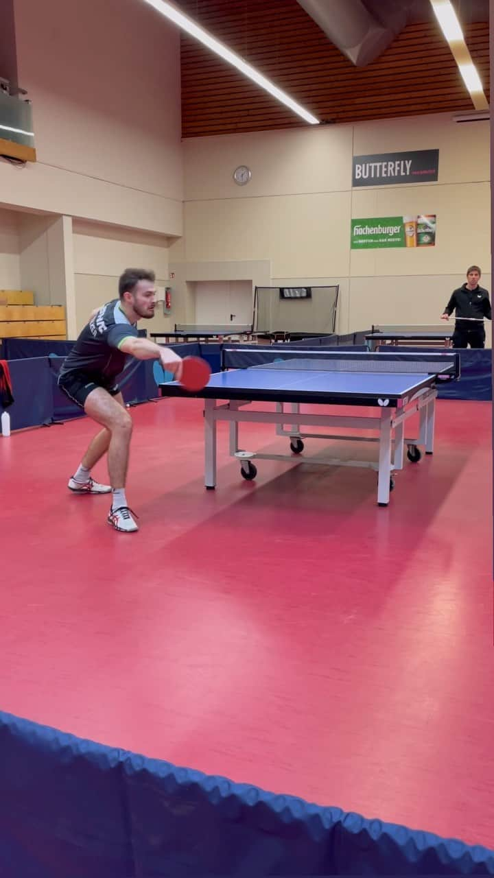 サム・ウォーカーのインスタグラム：「No look shot against around the net 👀🤪💥🏓 Also hi @slobodan.grujic44 👋🏻😄」