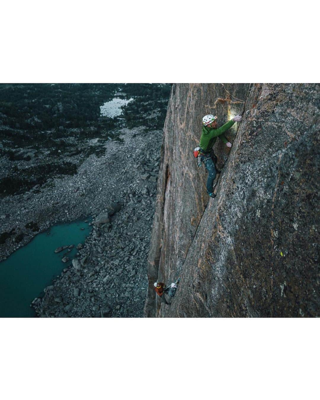 ティム・ケンプルさんのインスタグラム写真 - (ティム・ケンプルInstagram)「Deep in the hills of Western Wyoming’s Wind River Range is one of the most amazing remote big walls in the lower 48 — Mt. Hooker. ⁣ To have the opportunity to experience this place, this past summer, for the first time through the energy and stoke of @mattsegal and @jessehuey as they completed a multi-year journey to establish a new line up the middle of the wall was an absolute highlight of the year. Nice work boys and thanks for having me. 🙏💪🏽🙏  #camp4pix」12月6日 5時32分 - timkemple