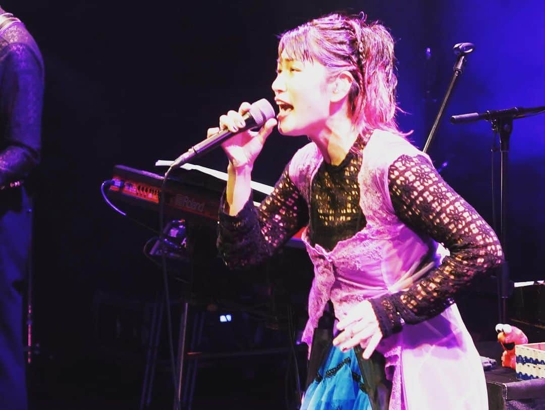 BONNIE PINKさんのインスタグラム写真 - (BONNIE PINKInstagram)「BONNIE PINK Billboard LIVE「Hello Again」、全6公演終了致しました。お越しいただいた皆様、楽しいひと時をありがとうございました。またこうしてライブできる喜びを噛み締めておりました。Bad Bad Boysとのリユニオンも幸せすぎて、後もう10公演くらいやりたかったなぁw。参加できずとも想いを馳せて下さった方々がいらしたら、来年夏のツアーでお待ちしておりますね。今回のセットリストは私の今の気分にフィットするものというふわっとしたものさしで選んだのですが、とても評判がよかったので、自分の直感を大事にこれからも頑張って行こうと思います。LIVE前は通常の母業務もかなり手抜きになってしまうので、丁寧な暮らしを取り戻しつつ、娘とやっとこさクリスマスツリーの設置をしたいと思います。皆様も素敵な年の瀬お過ごしください！」12月6日 6時29分 - bonniepink_official