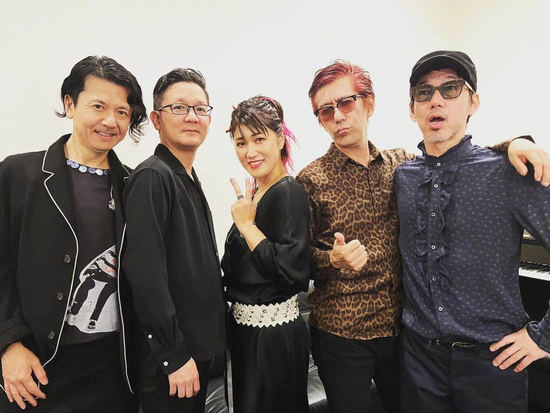 BONNIE PINKさんのインスタグラム写真 - (BONNIE PINKInstagram)「BONNIE PINK Billboard LIVE「Hello Again」、全6公演終了致しました。お越しいただいた皆様、楽しいひと時をありがとうございました。またこうしてライブできる喜びを噛み締めておりました。Bad Bad Boysとのリユニオンも幸せすぎて、後もう10公演くらいやりたかったなぁw。参加できずとも想いを馳せて下さった方々がいらしたら、来年夏のツアーでお待ちしておりますね。今回のセットリストは私の今の気分にフィットするものというふわっとしたものさしで選んだのですが、とても評判がよかったので、自分の直感を大事にこれからも頑張って行こうと思います。LIVE前は通常の母業務もかなり手抜きになってしまうので、丁寧な暮らしを取り戻しつつ、娘とやっとこさクリスマスツリーの設置をしたいと思います。皆様も素敵な年の瀬お過ごしください！」12月6日 6時29分 - bonniepink_official