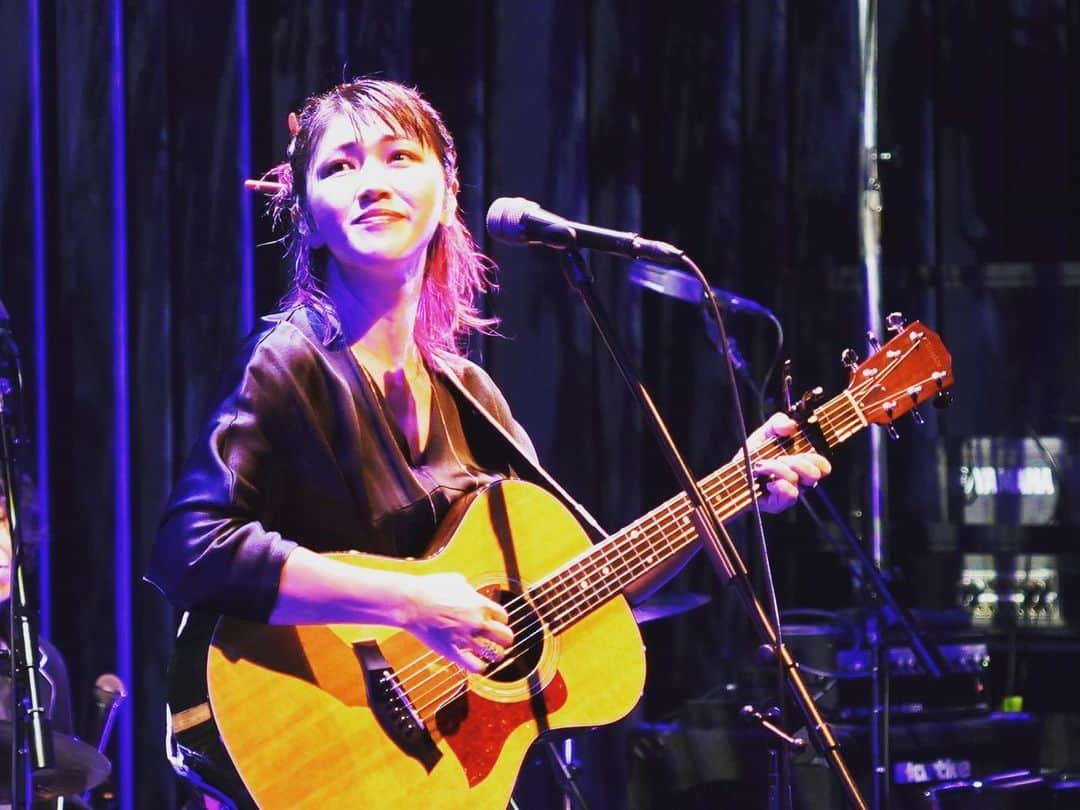 BONNIE PINKさんのインスタグラム写真 - (BONNIE PINKInstagram)「BONNIE PINK Billboard LIVE「Hello Again」、全6公演終了致しました。お越しいただいた皆様、楽しいひと時をありがとうございました。またこうしてライブできる喜びを噛み締めておりました。Bad Bad Boysとのリユニオンも幸せすぎて、後もう10公演くらいやりたかったなぁw。参加できずとも想いを馳せて下さった方々がいらしたら、来年夏のツアーでお待ちしておりますね。今回のセットリストは私の今の気分にフィットするものというふわっとしたものさしで選んだのですが、とても評判がよかったので、自分の直感を大事にこれからも頑張って行こうと思います。LIVE前は通常の母業務もかなり手抜きになってしまうので、丁寧な暮らしを取り戻しつつ、娘とやっとこさクリスマスツリーの設置をしたいと思います。皆様も素敵な年の瀬お過ごしください！」12月6日 6時29分 - bonniepink_official