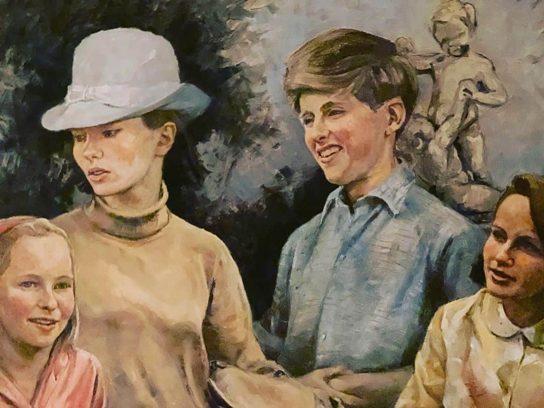 のインスタグラム：「My dear sweet, kind uncle Charles. Very sadly left us all behind yesterday, whilst feeding his beloved sheep. Such a shock for all of us. Very rare that someone keeps getting kinder as they get older. Nobody else in the family wanted this painting because it isn’t very good, but I love it. I love my mum’s blue hat. My beautiful wonderful aunts.There are some terrifying dogs just out of sight, and the statue of the boys that I now have in my garden. I cannot believe he is gone. Keep your uncles close. 🖤」