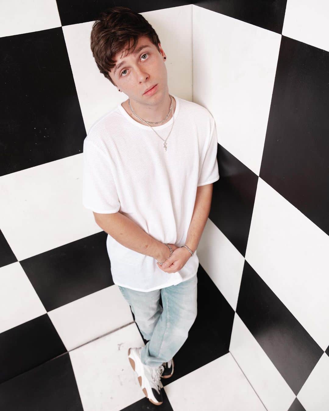 キートン・ストロンバーグのインスタグラム：「It’s me, hi 👋 (Have you heard the news?? E3 has new song out called My Year. Go check it out) @stevemadden  @shotbymarom  @emblemthree  @creativeprocess91  @nextsteptalent @nosteaksauce」