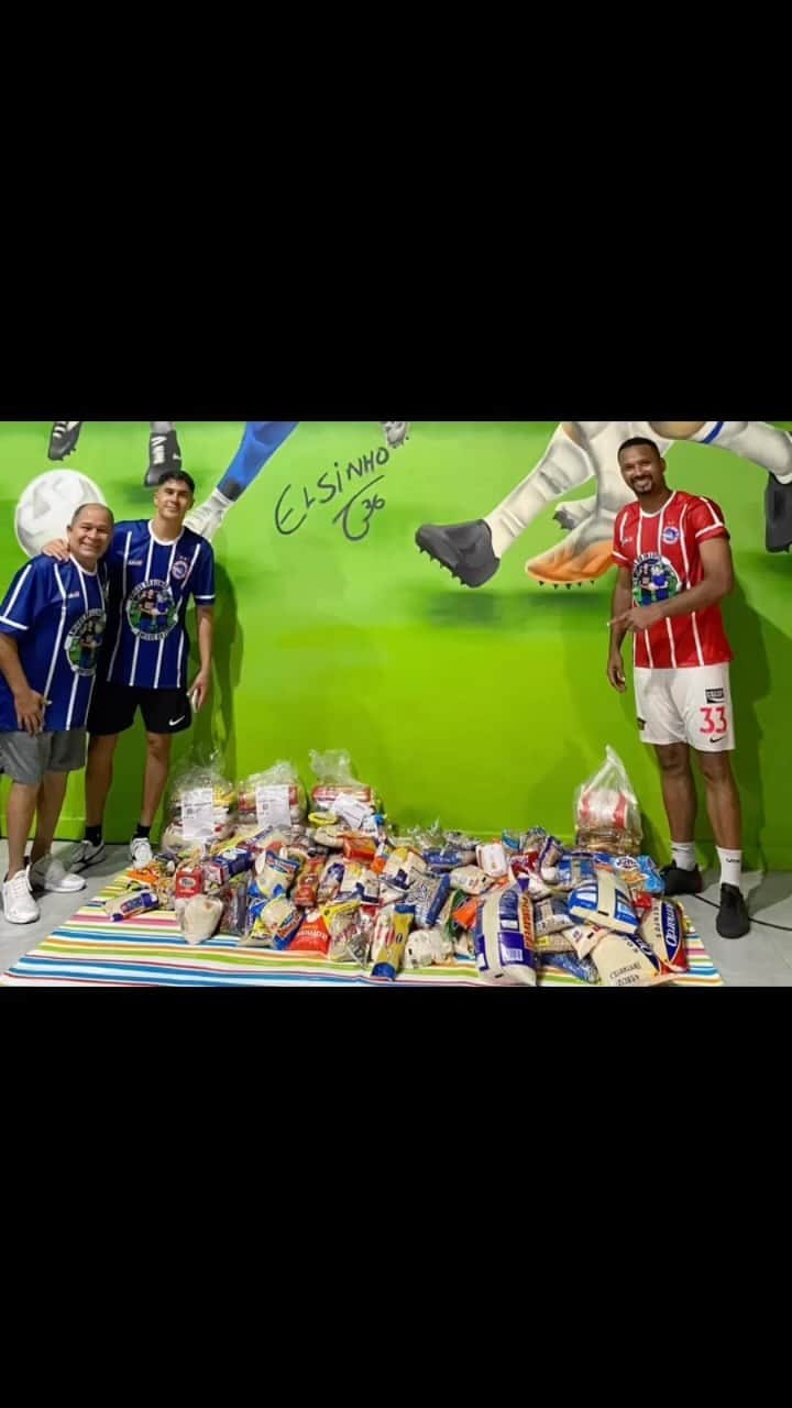 エウシーニョのインスタグラム：「Resultado do Jogo beneficente , Amigos do Júnior Lopes x Amigos do Elsinho quem perdeu foi a Fome .  Primeiro jogo das estrelas sem a presença do meu pai Lourival Becão😭,porém tenho certeza absoluta que ele está orgulhoso la do céu , Pois mais uma vez fizemos História , o Evento foi um sucesso .  Arrecadamos Muitos Kilos de alimentos , Muitas famílias serão beneficiadas um verdadeiro show de solidariedade .  Só Tenho que agradecer a Deus pelo dom que nos deu , e assim utilizarmos esse dom para ser canal de benção a vida do nosso próximo .   Obrigado a todos que compareceram trazendo seu alimento e abrilhantaram o evento com sua solidariedade , agradecer também meu irmão @elsinhoajj e seu pai @eudesaraujo.elsinho  por estarmos juntos nesse propósito de fazer a diferença.   Gratidão 🙏🏽   Toda Honra e glória seja dada a Jesus 🙏🏽⚽️」