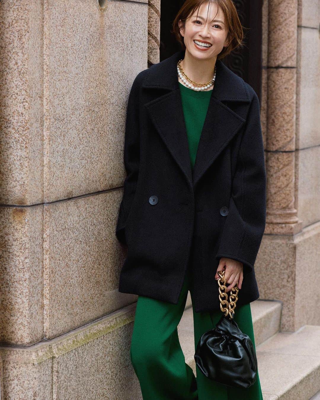 畑野ひろ子のインスタグラム：「@sanyo_style_magazine  「1枚羽織るだけでスタイルが完成するコート」特集  サンヨーさんの撮影で、毎回気になるアイテムが多い　@epoca_official 💚」