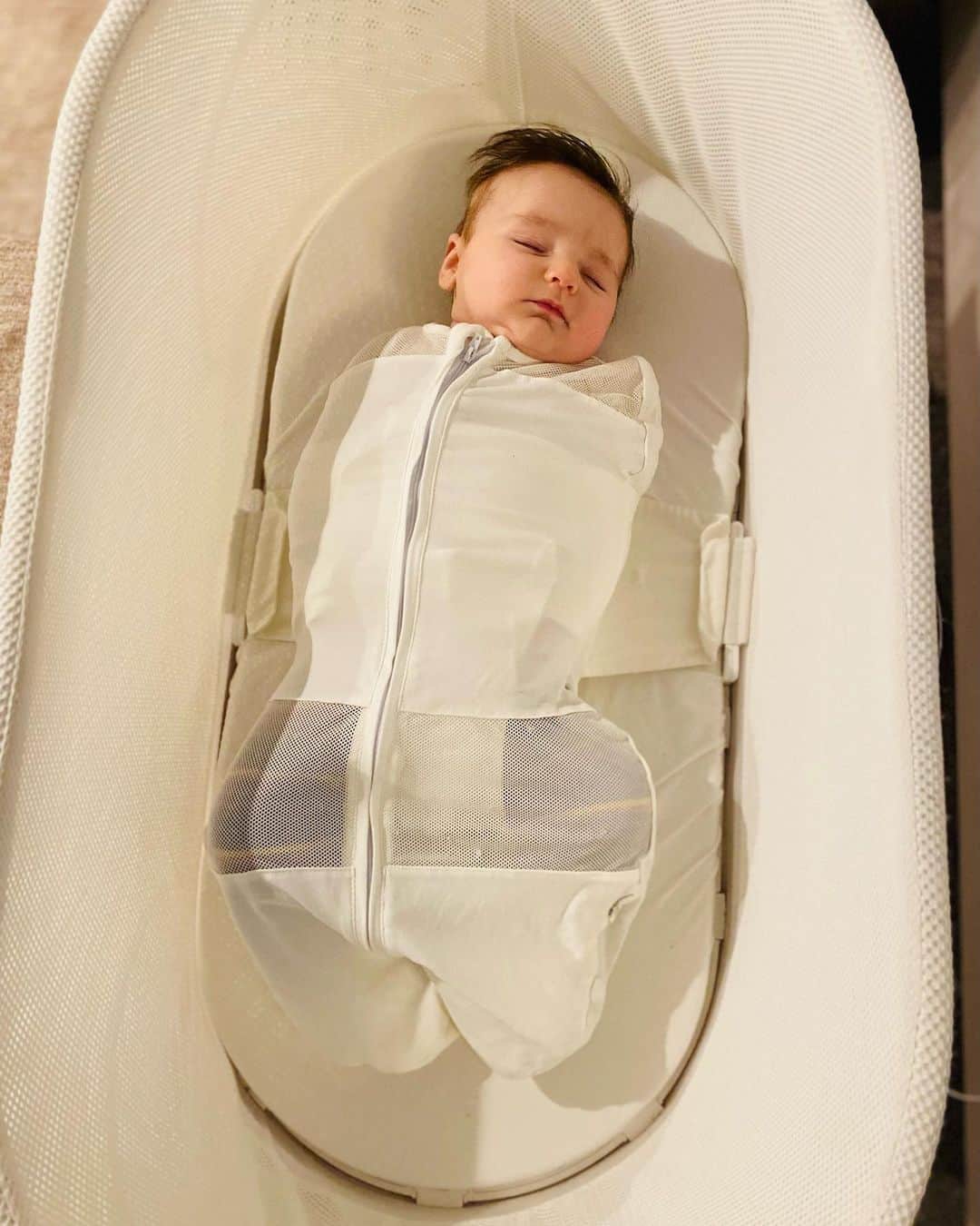 ピーター・ファシネリのインスタグラム：「Snug as bug in his @happiest_baby SNOO! I’m amazed at how far technology has come since I last had little ones! #happiestbabypartner SNOO has helped us create good sleep habits for Jack in his first few months of life and puts us at ease because we know he’s securely attached to the sleeper so he can’t roll over. SNOO uses responsive, doctor-designed motion and white noise, which work to imitate the soothing sensations of the womb so he sleeps like a baby… and so do we. Obsessed. #SNOOnation #happiestbaby #snoo」