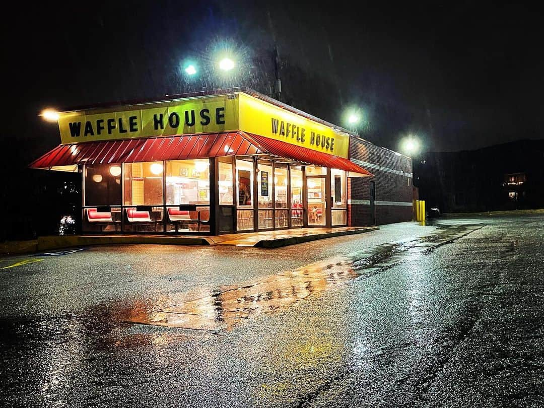 チャド・ロウのインスタグラム：「I like taking pictures.  #ambientlight #photography  #wafflehouse」