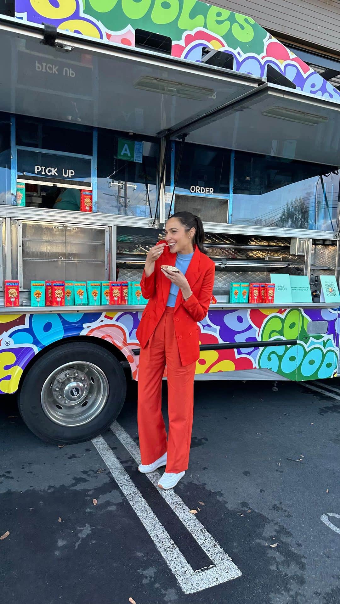 ガル・ガドットのインスタグラム：「Mac on wheels 🌈 Our @allgoodles Goodles food truck event today at @pavilions on LA was too much fun! Thank you to all the amazing people who came to meet us and have some yummy mac and cheese 🧡💛💚 We had a blast!」