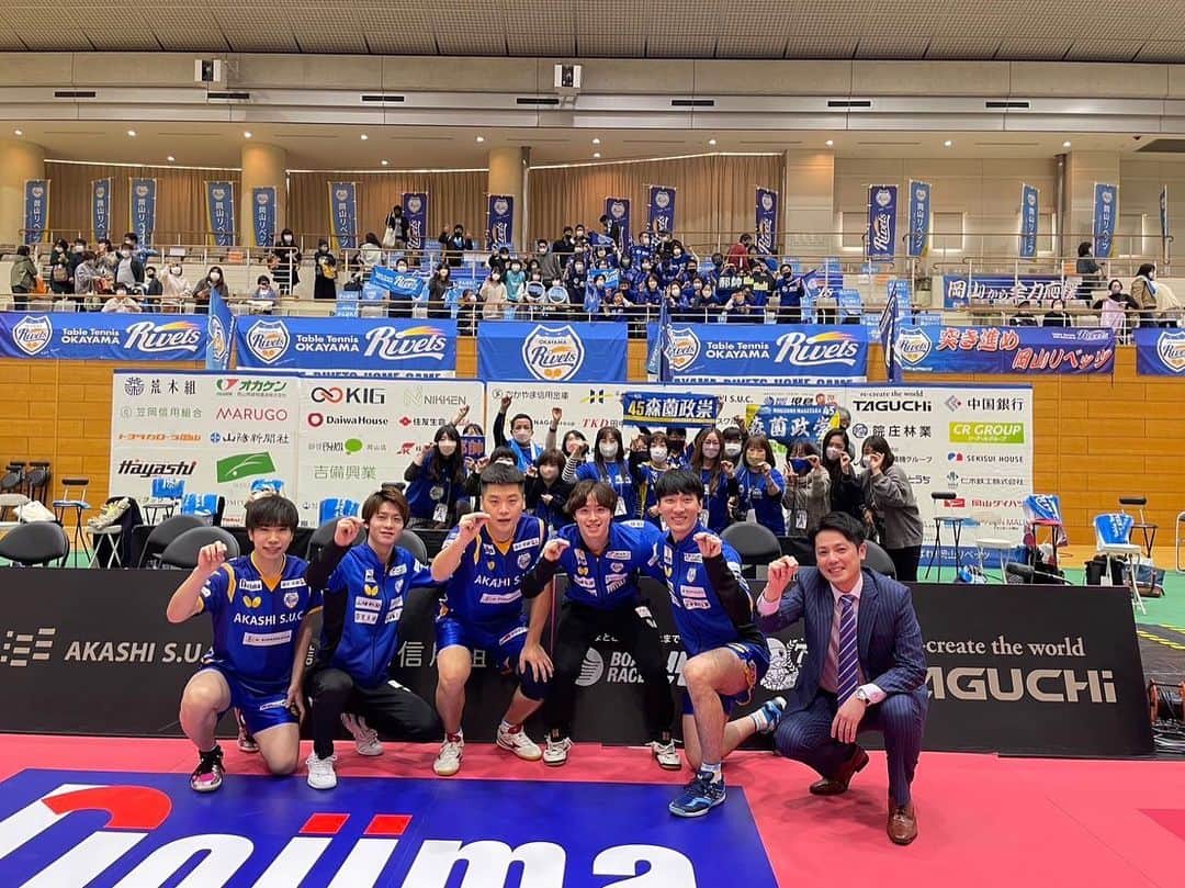 森薗政崇のインスタグラム：「7勝目🔥  監督インタビューでの監督にグッときました。 @kousukeshiraga   思わずもう一泊岡山滞在を伸ばしみんなで焼肉に行ってから、次の日の朝イチで東京に戻りました！笑  焼肉終わりで呑み足りない僕はそのまま行きつけの日本酒バーへ。  東京戻ってその日に練習行ったら偶然前日試合した埼玉の五十嵐選手が。笑 みんな練習やりこんでる！ 新車乗せてくれてありがと😊 @fumiya_tt_wsd   #Tリーグ　#日本酒好きな人と繋がりたい」