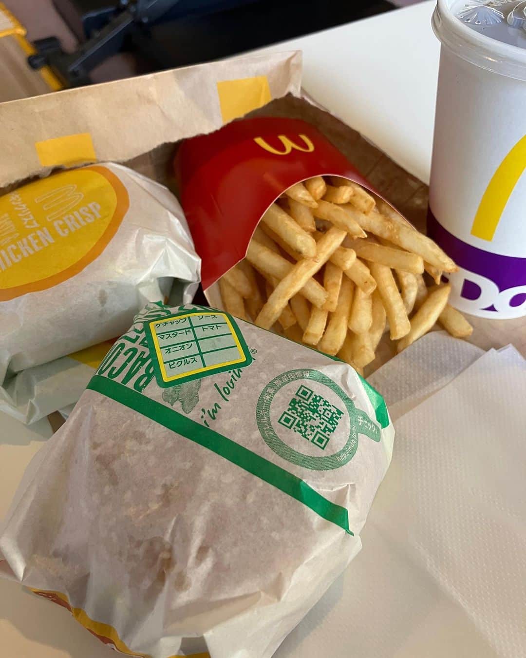 宮戸洋行のインスタグラム：「有楽町にてマクド始めを！生意気にベーコンレタスバーガーにトマトトッピングさせていただきました！ この後よしもと有楽町シアターにてGAG×すゑひろがりずと、GAG×ななまがりと、そして3人でのダサ坊トークと3ライブございます！ぜひお越しいただくか配信にてご覧下さいm(_ _)m」