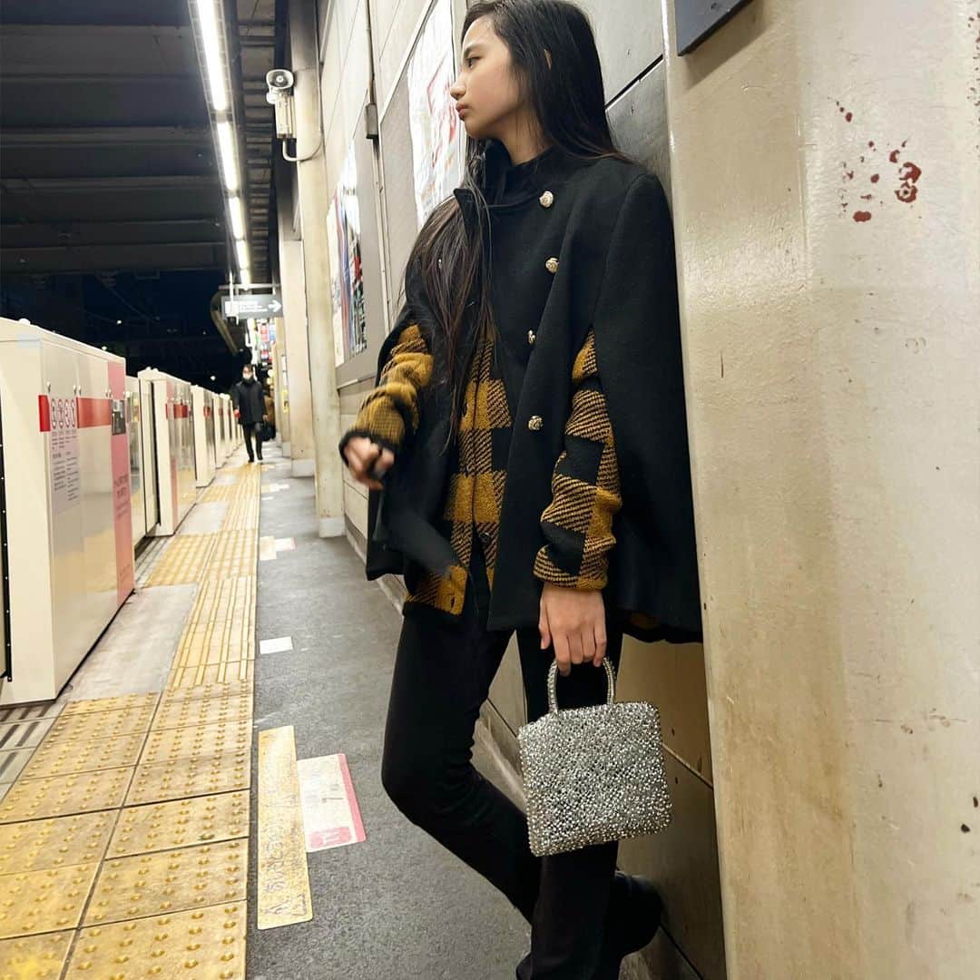 Rieのインスタグラム：「やたら大人に撮れたな😳 今の5年生って大人ぽいよね。  話すと可愛くて まだまだ公園で遊ぶよ☺️  最近また @anteprima_japan が可愛くて 展示会でもオーダーしてきた🥰✨  なんでもみーちゃんと一緒に使う♡」
