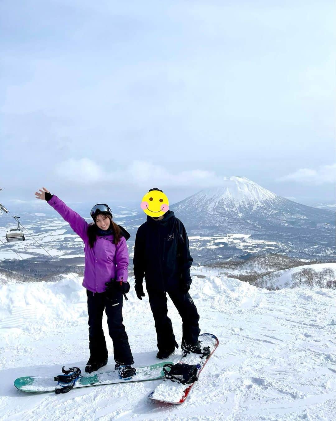 ririのインスタグラム：「スノボは高校生ぶり🤣🤣  ねえねえ👂" 男性にきゅんとする瞬間て みんなは何？❤️😚  アタシは自分ができないことを サラッとやられた時なんだけど..  まさにソレ🫶で😹💕  旦那さんが　#スノボ　うまくて アタシ久々だったしうまく滑れるか 緊張してたけど...🐸 いろいろ手伝ってくれて かっこよかった🥹💕 リフト降りる時は手をひいてくれて 優しい🙈なと💕 ありがとう💋  そんなこんなで 人に迷惑かけないレベルまでは できるように上達しました🤣  スピード系のスポーツは あまり好きじゃないから ゆっくりマイペースに 滑ってたよん🫶🫶🫶  #love #happy #仲良し夫婦 #スノーボード #ニセコ」