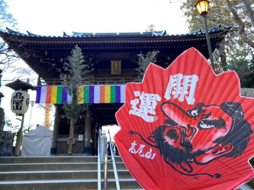 森郁月さんのインスタグラム写真 - (森郁月Instagram)「今年の初登りは初詣に高尾山へ⛩⛰ ⁡ お天気に恵まれて、 ひんやりした空気が気持ち良かった〜 山頂からは富士山も拝めて、 縁起の良い一年の始まりになりました✨ ⁡ 高尾山へお正月に登るのは初めてでしたが、 活気ある雰囲気も味わえて楽しかったです。 前回は高尾山山頂から小仏城山の方まで縦走して、 尾根道の景色がとても良かったです！ また歩きたいなと思い返しました(*´`) ⁡ 高尾山は登山コースがたくさんあって、 頑張って全コースコンプリートしたい！と思っています✌️ 新緑の時期が楽しみです^^🌱‬ ⁡ ⁡ #高尾山 #初詣 #お正月 #薬王院 #富士山 #山頂 #絶景 #たこ杉 #登山 #トレッキング #山登り」1月4日 15時00分 - katsukimori1227