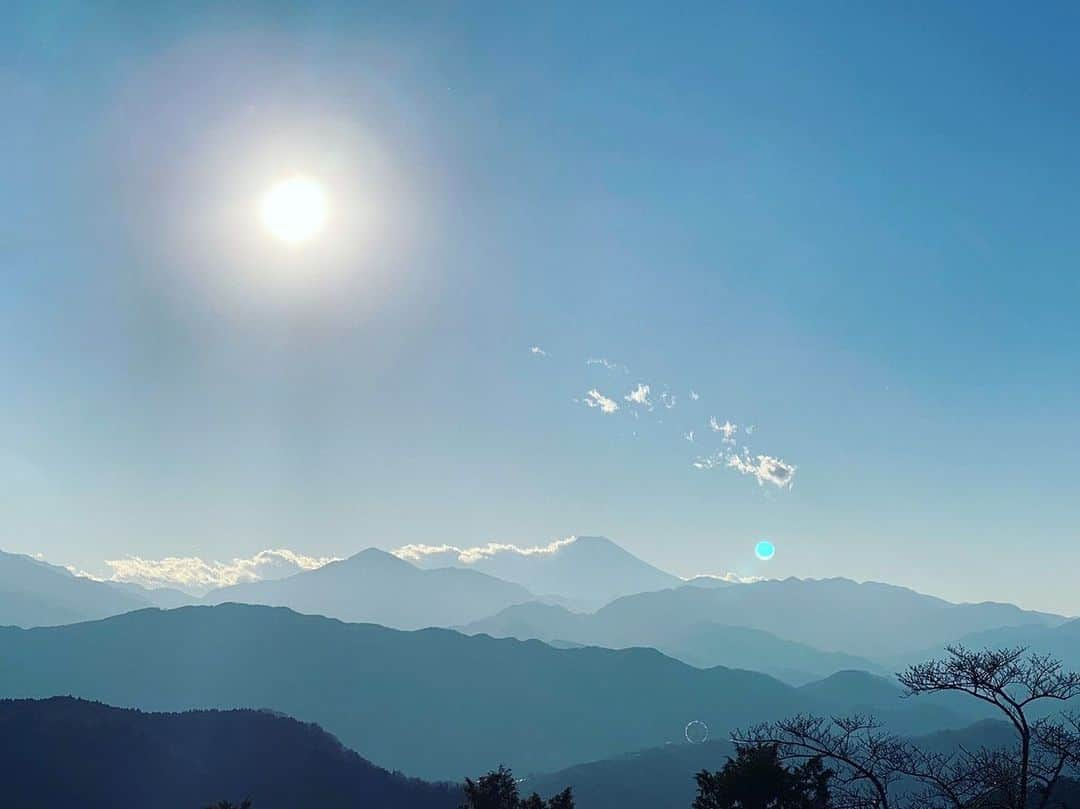 森郁月さんのインスタグラム写真 - (森郁月Instagram)「今年の初登りは初詣に高尾山へ⛩⛰ ⁡ お天気に恵まれて、 ひんやりした空気が気持ち良かった〜 山頂からは富士山も拝めて、 縁起の良い一年の始まりになりました✨ ⁡ 高尾山へお正月に登るのは初めてでしたが、 活気ある雰囲気も味わえて楽しかったです。 前回は高尾山山頂から小仏城山の方まで縦走して、 尾根道の景色がとても良かったです！ また歩きたいなと思い返しました(*´`) ⁡ 高尾山は登山コースがたくさんあって、 頑張って全コースコンプリートしたい！と思っています✌️ 新緑の時期が楽しみです^^🌱‬ ⁡ ⁡ #高尾山 #初詣 #お正月 #薬王院 #富士山 #山頂 #絶景 #たこ杉 #登山 #トレッキング #山登り」1月4日 15時00分 - katsukimori1227