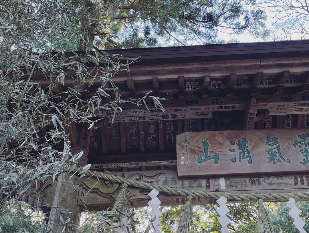 森郁月さんのインスタグラム写真 - (森郁月Instagram)「今年の初登りは初詣に高尾山へ⛩⛰ ⁡ お天気に恵まれて、 ひんやりした空気が気持ち良かった〜 山頂からは富士山も拝めて、 縁起の良い一年の始まりになりました✨ ⁡ 高尾山へお正月に登るのは初めてでしたが、 活気ある雰囲気も味わえて楽しかったです。 前回は高尾山山頂から小仏城山の方まで縦走して、 尾根道の景色がとても良かったです！ また歩きたいなと思い返しました(*´`) ⁡ 高尾山は登山コースがたくさんあって、 頑張って全コースコンプリートしたい！と思っています✌️ 新緑の時期が楽しみです^^🌱‬ ⁡ ⁡ #高尾山 #初詣 #お正月 #薬王院 #富士山 #山頂 #絶景 #たこ杉 #登山 #トレッキング #山登り」1月4日 15時00分 - katsukimori1227