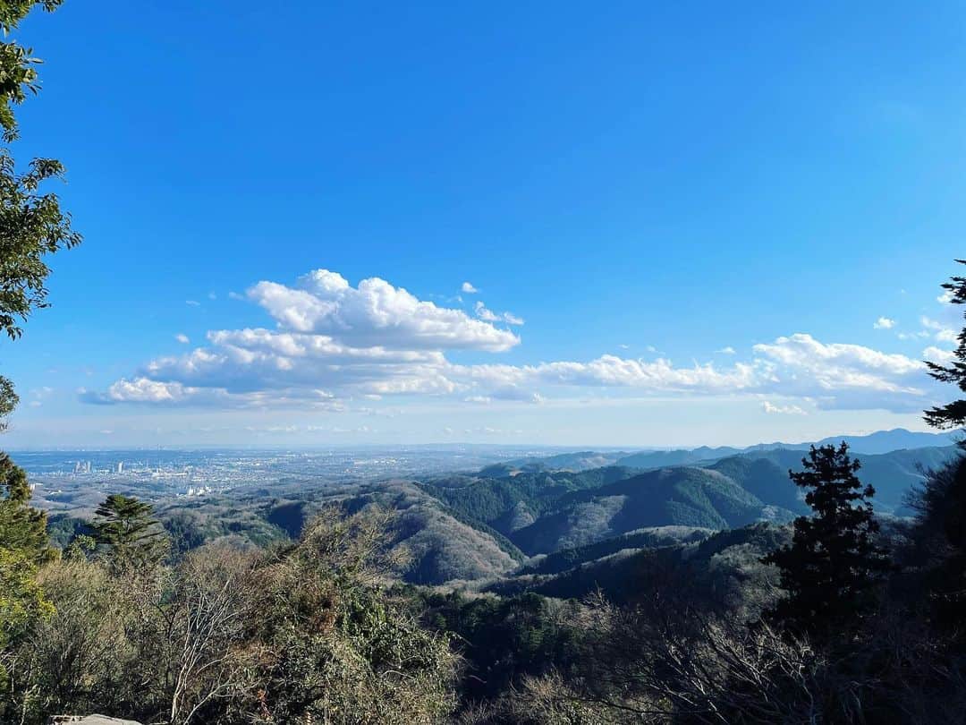 森郁月さんのインスタグラム写真 - (森郁月Instagram)「今年の初登りは初詣に高尾山へ⛩⛰ ⁡ お天気に恵まれて、 ひんやりした空気が気持ち良かった〜 山頂からは富士山も拝めて、 縁起の良い一年の始まりになりました✨ ⁡ 高尾山へお正月に登るのは初めてでしたが、 活気ある雰囲気も味わえて楽しかったです。 前回は高尾山山頂から小仏城山の方まで縦走して、 尾根道の景色がとても良かったです！ また歩きたいなと思い返しました(*´`) ⁡ 高尾山は登山コースがたくさんあって、 頑張って全コースコンプリートしたい！と思っています✌️ 新緑の時期が楽しみです^^🌱‬ ⁡ ⁡ #高尾山 #初詣 #お正月 #薬王院 #富士山 #山頂 #絶景 #たこ杉 #登山 #トレッキング #山登り」1月4日 15時00分 - katsukimori1227
