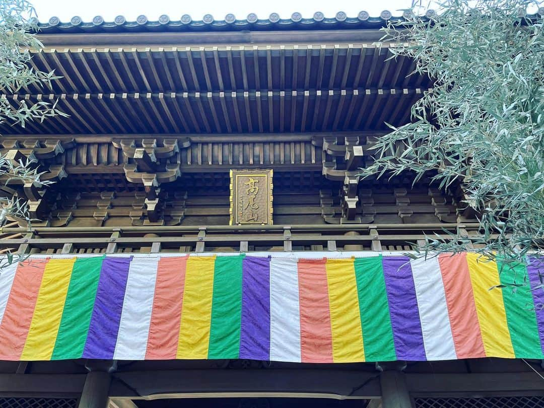 森郁月さんのインスタグラム写真 - (森郁月Instagram)「今年の初登りは初詣に高尾山へ⛩⛰ ⁡ お天気に恵まれて、 ひんやりした空気が気持ち良かった〜 山頂からは富士山も拝めて、 縁起の良い一年の始まりになりました✨ ⁡ 高尾山へお正月に登るのは初めてでしたが、 活気ある雰囲気も味わえて楽しかったです。 前回は高尾山山頂から小仏城山の方まで縦走して、 尾根道の景色がとても良かったです！ また歩きたいなと思い返しました(*´`) ⁡ 高尾山は登山コースがたくさんあって、 頑張って全コースコンプリートしたい！と思っています✌️ 新緑の時期が楽しみです^^🌱‬ ⁡ ⁡ #高尾山 #初詣 #お正月 #薬王院 #富士山 #山頂 #絶景 #たこ杉 #登山 #トレッキング #山登り」1月4日 15時00分 - katsukimori1227